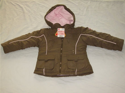 福州榮登貿(mào)易 專注品牌兒童風(fēng)衣與鞋帽零售批發(fā)，打造童裝服飾一站式采購平臺(tái)